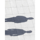 La sombra de una pareja paseando por Madrid. LUIS TEJIDO