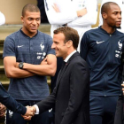 Los Macron saludan a Griezmann, acompañado por Mbappé.