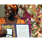 Wangari Maathai sostiene el premio Nobel de la Paz, el 10 de diciembre del 2004, en Oslo.