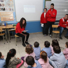 Los niños del colegio de La Placa siguiern muy atentos las enseñanzas de los voluntarios.