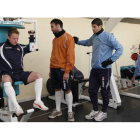 Murci, segundo por la izquierda, y sus compañeros alternan el gimnasio y el césped para iniciar el año con un buen tono físico.