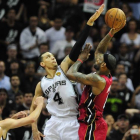 LeBron James lanza a canasta baja la presión de Danny Green y la atenta mirada de Tony Parker.