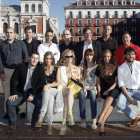 El productor leonés Fernando Arce, primero de la izquierda, con actores y otros miembros del equipo de la serie. Derecha, un momento del rodaje.