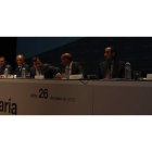 Evaristo del Canto y José María de la Vega, en el centro, durante la asamblea de Caja España-Duero.