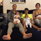 Cristiano Ronaldo posa en su casa con toda su familia.