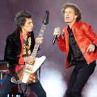 El líder de los Stones, al que los tabloides británicos apodan «Caderas de serpiente», no rehusó los excesos propios de las estrellas de la música en las primeras décadas de su carrera, pero cambió de rumbo antes de que terminaran los años 90, preocupado