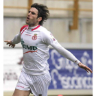 Juan Bardal, a la derecha, gana la acción al centrocampista de la Gimnástica Segoviana Calleja en un lance del encuentro disputado en el estadio Reino de León.