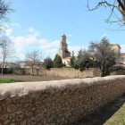 Iglesias de Carrizo de la Ribera y puente medieval de Hospital de Órbigo. Árboles en flor en la ribera del Órbigo.