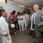 Visedo, en los pasillos del Hospital, ayer hablando con el personal de Enfermería. L. DE LA MATA
