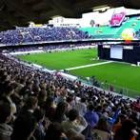 Vista general de Mestalla con el público siguiendo en las pantallas gigantes un Barcelona-Valencia