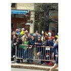 El pequeño Martin Richard, en primera fila, sigue la maratón, mientras a pocos metros aparece el sospechoso de la gorra blanca, en Boston.