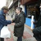 El alcalde, Francisco Fernández, saluda a un vecino del barrio de El Ejido