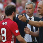 El jugador del Manchester United, Juan Mata, es sustituido en la final de la Community Shield.