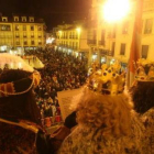 Melchor se agacha a por unos caramelos.