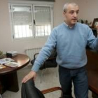 Julio Arias, ayer en su despacho: «Pierdo un cargo, pero recupero una vida»