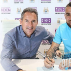Txiki Begiristain y Nicolás Otamendi, durante la firma del defensa como nuevo jugador del Manchester City.