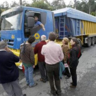 Vecinos increpando a camioneros en el 2008.