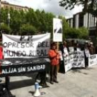 Un momento de la concentración de los alixanos frente a la consejería de Sanidad