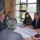 La alcaldesa Eugenia Gancedo y el edil de Urbanismo, Manuel Rubial, con responsables de Serfunle