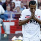 Luis Fabiano se lamenta tras fallar una ocasión de gol durante el partido contra el Málaga.