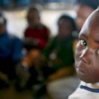 Un niño huérfano y afectado por el sida, en un orfanato africano