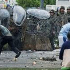 Un grupo de jóvenes lanza piedras a las tropas francesas