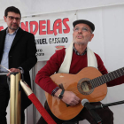 El alcalde de Torre Gabriel Folgado y y el mantenedor Juan Manuel Garrido, ayer, en el festival. L. DE LA MATA