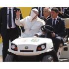 Francisco recorre con el papa móvil las calles de Morelia . Ulises Ruiz Basurto