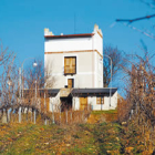 El torreón que mandó construir y habitó Antolín López Peláez es el símbolo de la bodega.