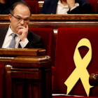 El candidato de Junts per Catalunya (JxCat), Jordi Turull, junto al escaño vacio del diputado encarcelado Jordi Sánchez