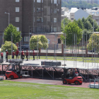 Montaje del escenario del Planeta Sound en el estadio ponferradino Colomán Trabado. L. DE LA MATA