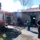 El camión municipal actúa en un incendio registrado en los Pabellones del Oeste. A. VALENCIA