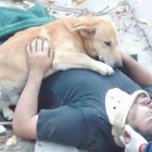 Tony, junto a su propietario, tendido en el suelo.