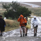 Peregrinos caminando bajo la lluvia en una imagen de archivo.