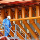 Un trabajador en las instalaciones de Compostilla II.