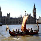 Una réplica de una nave vikinga en el Támesis.