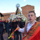 A la izquierda, imagen de archivo de la procesión del Voto de Laguna de Negrillos; a la derecha, el cantante José Manuel Soto que dará un concierto mañana. MEDINA/DL