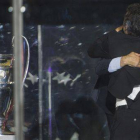 Josep Maria Bartomeu felicita a Luis Enriquer tras ganar la Champions en Berlín.