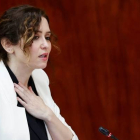 La presidenta de la Comunidad de Madrid, Isabel Díaz Ayuso interviene durante el pleno de la Asamblea de Madrid celebrado este jueves. JAVIER LIZÓN
