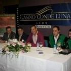 Vicente Canuria, concejal del Ayuntamiento, junto a dos tunos en el acto de presentación oficial