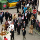 La procesión sacramental por las calles de Veguellina.