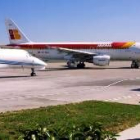 Un avión de Iberia estacionado en uno de los aeropuertos españoles