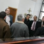 El alcalde atiende la visita de las personalidades que ayer acudieron a Prioro a comprobar los daños