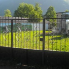 Entrada de la instalación ganadera Flor de Saúco, en Villablino.