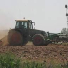 Un tractor prepara el terreno para la siembra en una zona al sur de la provincia de León