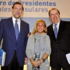 Mariano Rajoy, Isabel Carrasco y Juan Vicente Herrera, durante el acto de ayer en Segovia.