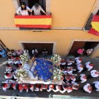 La imagen de la virgen de la Encina, durante la procesión de ayer, a la altura de la calle del Paraisín de Ponferrada. L. DE LA MATA