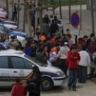 Un nutrido grupo de estudiantes se apelotona a la llegada de la policía al colegio San Ignacio