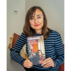 La escritora vallisoletana Elvira Navarro con un ejemplar su novela ‘Las voces de Adriana’