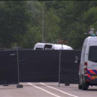 Una persona ha muerto y tres han resultado heridas después de que una furgoneta blanca se precipitara sobre ellos.